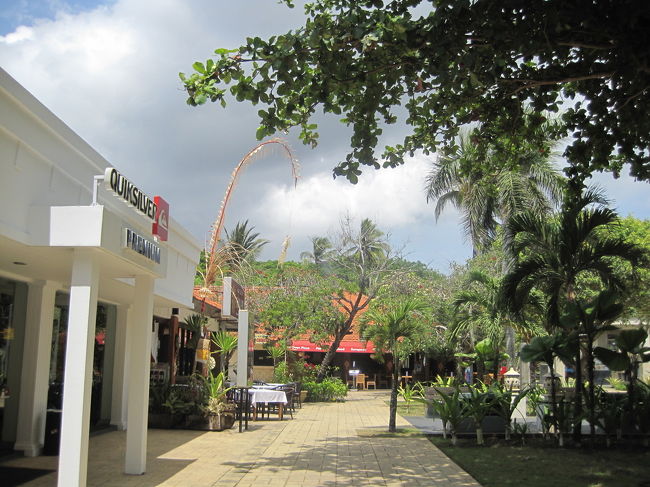 微妙に写ってますが、王子のリクエストでQUIKSILVERのお店に突撃。<br />ベルトを物色して、1つ買ってました。