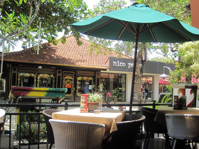 大きいCOCOスーパーもあったので、細々したおみやげを買いました。<br />COCOスーパーのカフェも併設されてたので、ここでサンドイッチを頼んで２人で分けて食べました。<br />通路側のオープンテラスの席です。