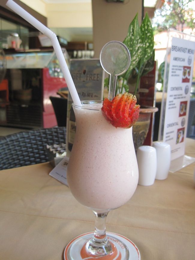 飲み物はストロベリースムージーを注文しました。<br />この写真を撮っているときに、COCOスーパーの入り口にある看板に謎の日本語が書かれているのを発見！！<br /><br />最終的なフロンティア<br /><br />・・・COCOスーパーが？笑<br />あまりの衝撃に写真撮るの忘れてしまったΣ(ﾟДﾟ)