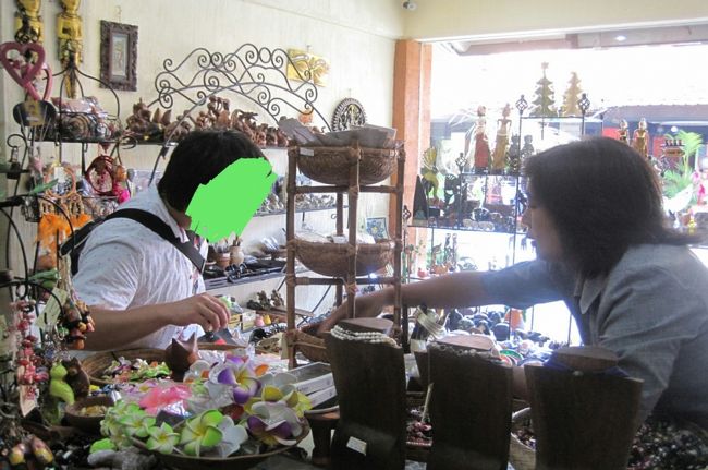 他にも何か無いかとおかみさんと物色中。<br />すごく親切で優しいおかみさんでした♪