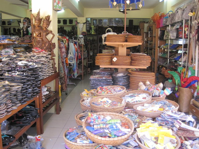 お土産屋さんもいっぱいありました。<br />ごちゃごちゃしてるところを物色するのも楽しいです。