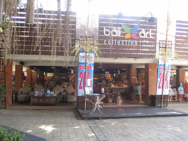 ディスカウントのお土産屋さんもありました。<br />おみやげ用のバスソルトやポーチなど小物を買いました。