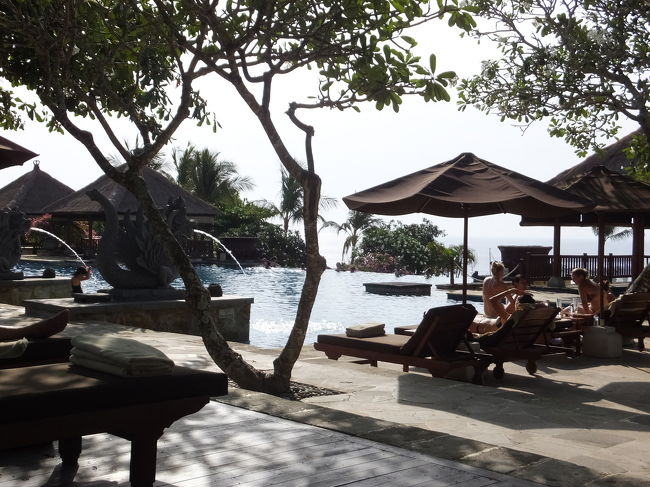 サンセットはまだまだだけど、少し陽が傾きはじめて来ている頃です。<br />結構混んでましたが、木陰のベッドを確保！