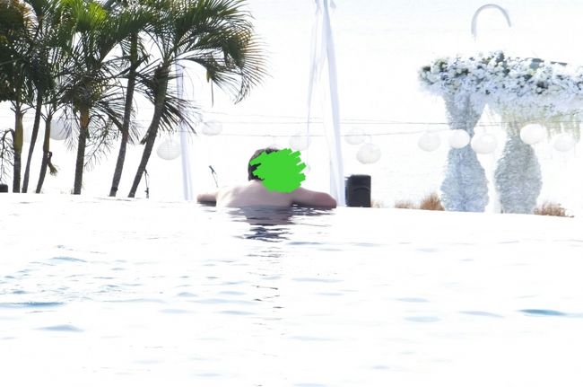 王子がプールの端っこまで行ったようです。