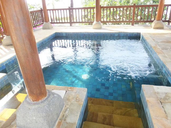 プールの両脇は温水になってました。<br />ここに入ってからプールに戻るとしばらく寒いです(笑