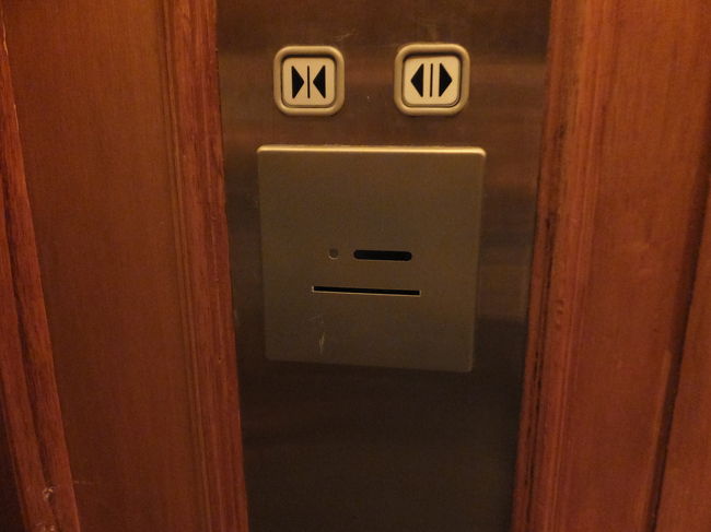 プールを後にして、一旦お部屋に戻ります。<br />クラブルームの人は、部屋のカードキーを画像のカード差込口に入れないと、クラブラウンジのある4階に行けません。