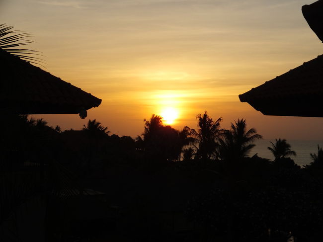 ラウンジを抜けて部屋に戻る途中、ステキな夕日が見えました。<br /><br />この写真を撮った後、外人のおじいさんから英語で何か聞かれたんですが、まったく分からず返事できないという失態・・・<br />大人になってから英語の大切さを痛感するへっぽこ夫婦。