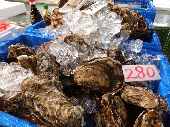 親族から海産物を送るように頼まれていたのでね。。。<br />第一便は宮城の牡蠣にしました！<br />1個280円かぁ。まぁどこも同じような値段でしたが…高い(^^;<br />さらにクール便の送料も高い!!<br />1200円くらいだったか…それだけ遠いところに来てるってことですな。仕方なし。<br />（数日後の大間からの送り代なんてすごいことになってましたから）<br />