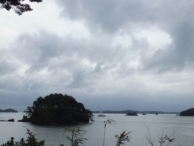 福浦島には遊歩道が整備してあり、眺めはこんな感じ。<br />ほんとに天気がよかったらねぇ。。。<br />晴れ女のわたしですが、予報の雨を曇りに変えることしかできなかったようで。