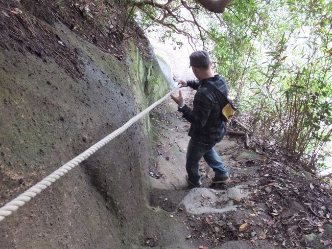 島を散策中、ロープで海岸へ降りられるところを発見！<br />おもしろそう！行こう！行こう！<br />探検気分で浮かれる大人ふたり。<br />先を歩いていた若いカップルはスルーしてました。<br />ココで思いのほか時間を使ってしまい、夕方には後悔する羽目に。