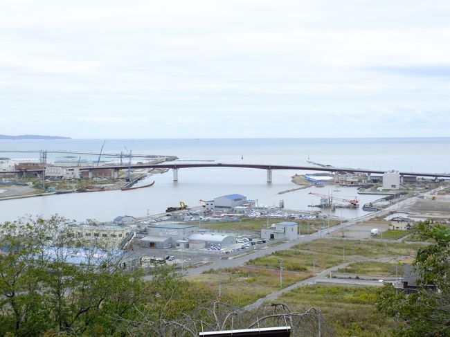 太平洋側を眺める。<br />日和山では震災を経験した地元の方のお話を聞くことができたのですが、震災直後はあの橋の上に避難した方も多数いらしたとか。<br />