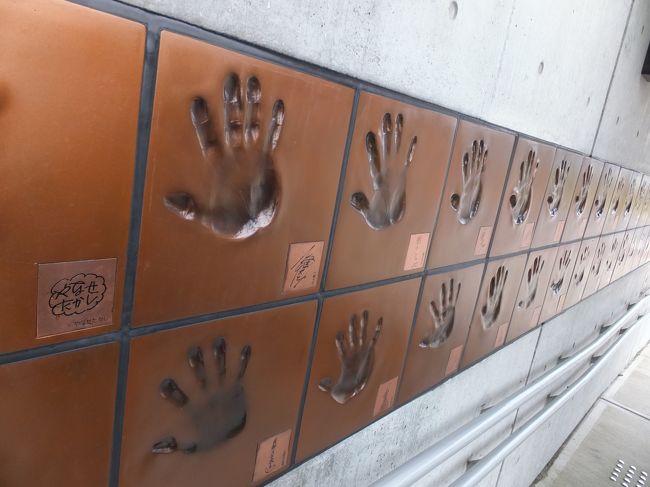 エントランスには有名漫画家の手形がズラリ。<br />ついつい手を重ねてしまうよね。