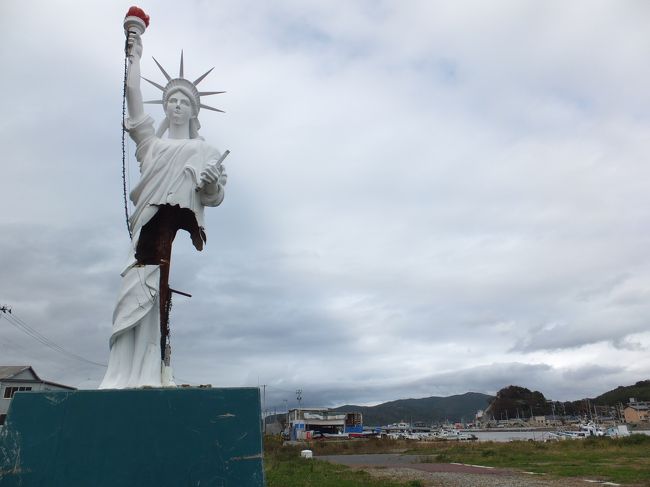 中瀬をしばらく歩いて行くと現れる自由の女神像。けっこう大きいです。<br />津波の衝撃がわかります。<br />この像、元々ここにあったわけではなく別の場所で被災したのを移動してきたんだそうです。