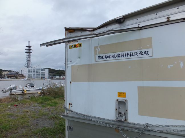 しばらく歩くと見つけたコンテナ？<br />よく見ると仮設のお稲荷さん！<br />