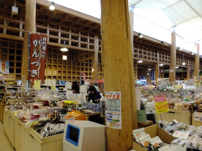 産直にレストラン、温泉、コンビニとけっこう大きい道の駅でした。<br />今回の旅行では道の駅にかなり助けられましたね。<br />特に宮城＆岩手エリア。観光スポットはあるものの、いちいち遠い…。ごはんを食べ損ねると飲食店が少なく困る…。自然はいっぱいですが、観光にはちと不便を感じることもあったので(悪口ではないですよー）そんな時に道の駅がオアシスに感じました(笑)<br />お手洗いあるし、地元のおいしいもの買えるし。「とりあえず道の駅行っときゃいいだろう」的な安心感。<br />おかげでお昼ごはんにもありつけました。ありがとう、道の駅！<br />