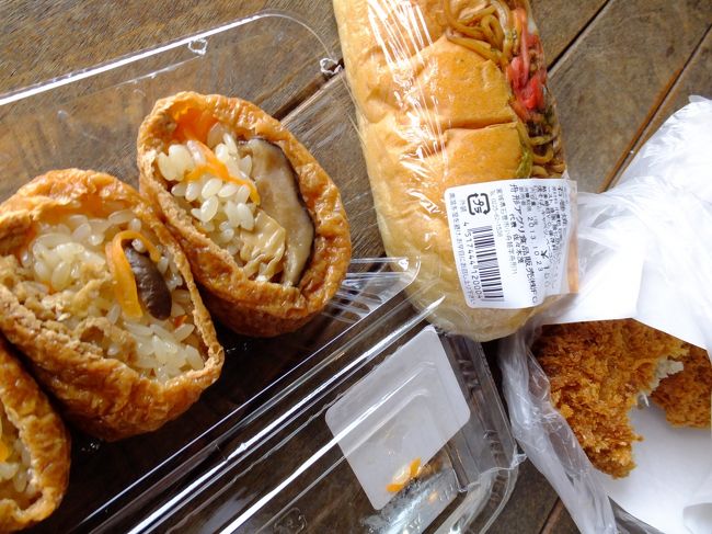 せっかくなので産直でいろいろお買い上げ〜♪<br />なんだか茶色い食べ物ばかりですが…。<br />石巻焼きそばパン＆メンチカツ＆五目いなり！<br />このメンチカツが絶品！！エゴマ豚のメンチカツだったかな？揚げたてジュースィーで大変おいしゅうございましたっ☆<br />160円で買えるシアワセ。おすすめです。