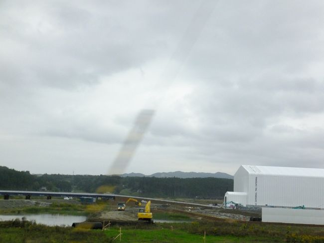 気仙沼の、中心部近くかと思います。<br />突然現れた、巨大テント。うまく撮影できなかったのですが、がれき処理場です。かなり広大な敷地で驚きました。<br /><br />この後、大船渡、釜石へも行ったのですが…日が暮れてしまい時間切れ！真っ暗で何も見えず。もう少し早めに進んでおけばと後悔しきりでした。<br />そうそう、大船渡のスーパーで買った半額のお寿司がおいしかったです。。。