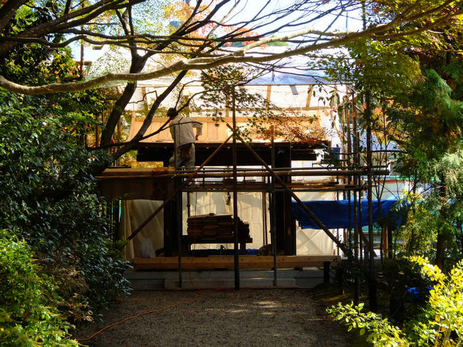 小道の突き当りの門<br /><br />　工事中　職人さん　作業中<br /><br />　　境内を柳生街道が通っていたと書いてありますが<br /><br />此処かな？