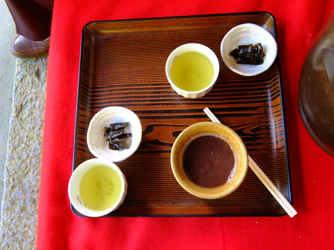 両の手で持ち　味わう<br /><br />　この景色<br /><br />　　暖かい椀で<br /><br />　　　　甘い、、ぜんざい　味わう<br /><br />　　　　　音もなく、、<br /><br />心から　来てよかった　しみじみ思う