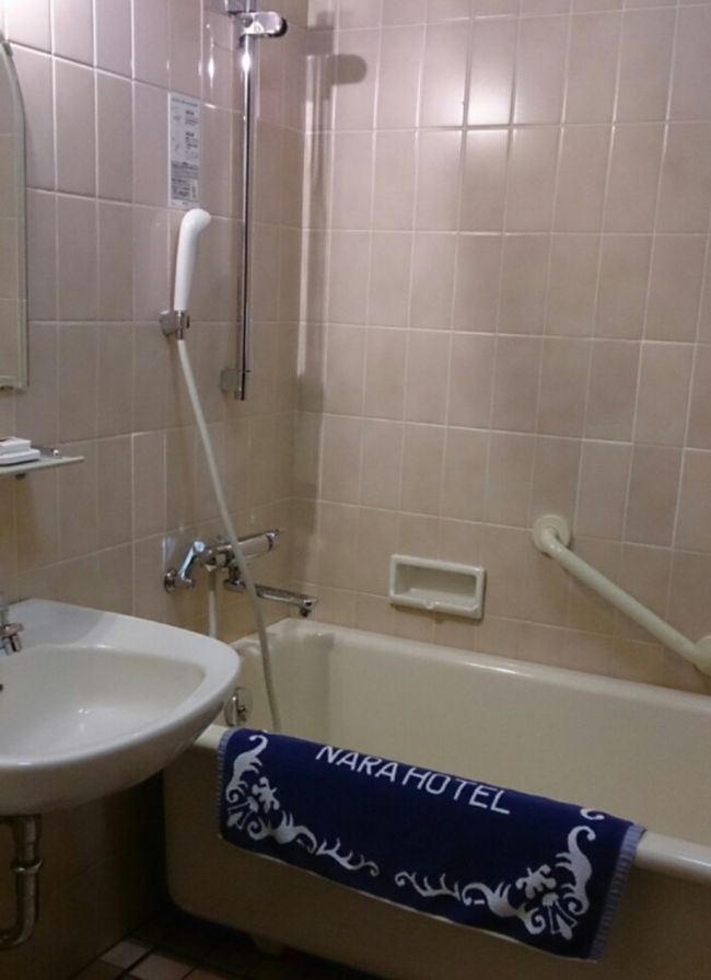〜バスルーム〜<br /><br />古いホテルに泊まると水回りがちょっと…とがっかりすることがたまにありますが、浴槽の形などはクラシックなまま、シャワーなどはしっかりリノベーションされていて、シャワーの水圧も高く、快適です。