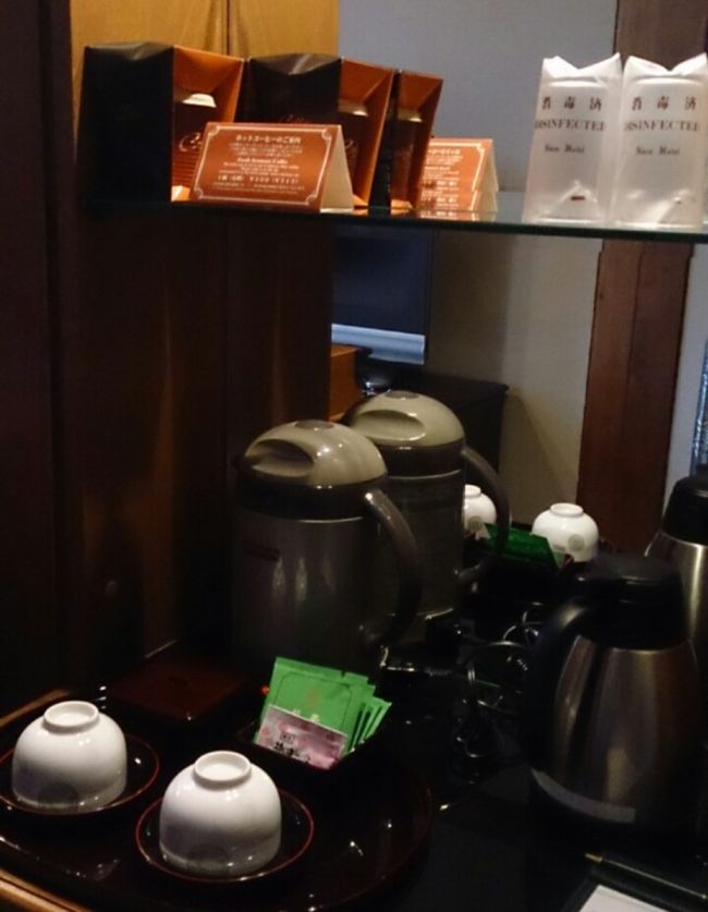 〜ティーセット〜<br /><br />お湯のポットの他に冷水の入ったポットがありましたので、冷蔵庫内の物を飲まずにすみました(笑)。