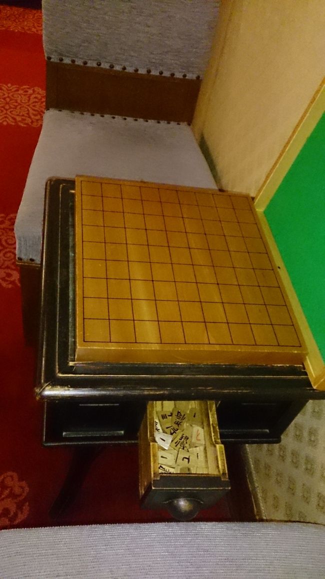 〜ロビー『桜の間』のテーブル〜<br /><br />上をひっくり返すと将棋の盤に。駒は側面の引き出しに入っていました。<br />現代人はついつい観光を欲張ってしまいがちですが、昔の人は良いホテルでのんびりした時間を楽しまれたんでしょう。