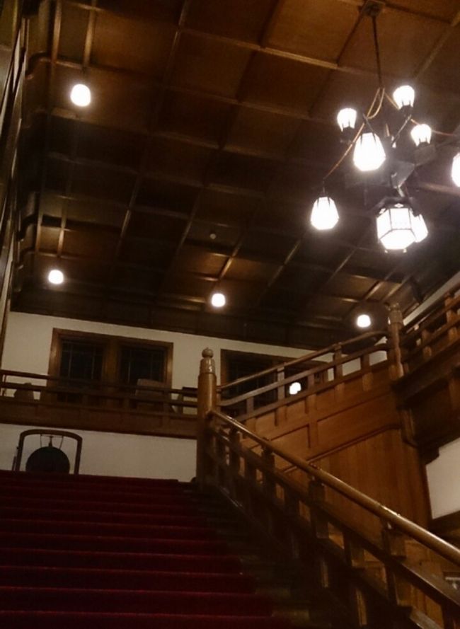 エントランスから赤絨毯の大階段へ。