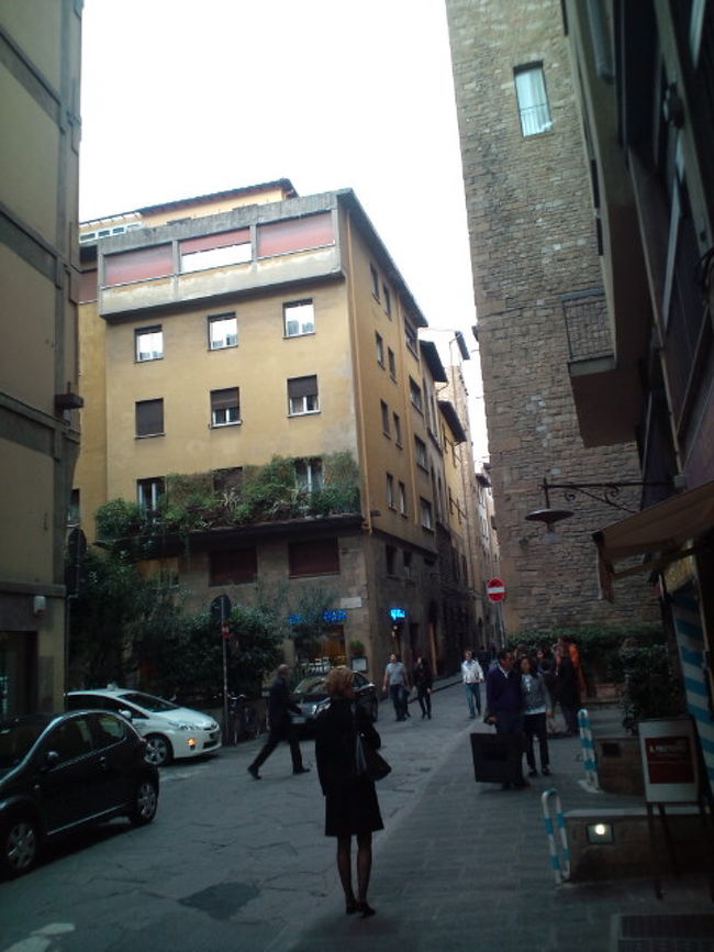 右側のホテルルンガルノにランチメニューの下見に来ました。