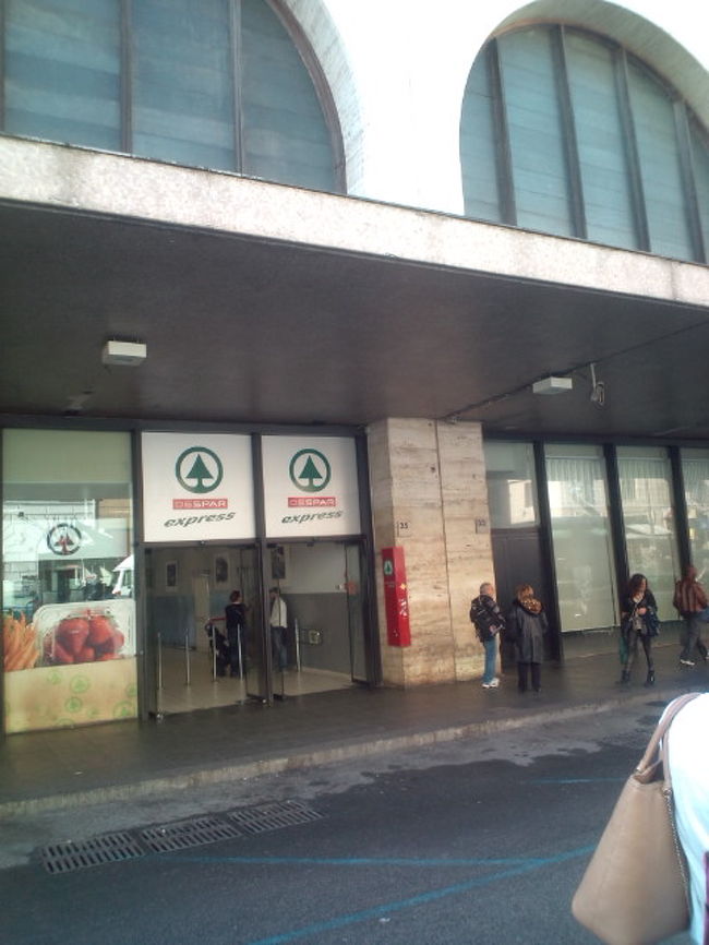 デスパールの隣は空港バステラビジョンの窓口兼カフェ