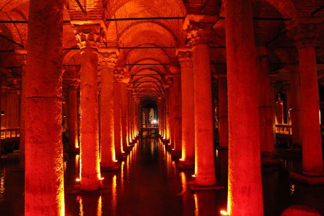 イェレバタン・サルヌジュ（地下宮殿）<br /><br />5世紀東ローマ帝国時代の貯水池。336本のコリント式円柱でレンガ造りの丸天井を支えているそう。<br /><br />ここは階段を降りてすぐの撮影スポット。
