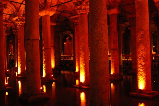 全ての柱にライトが取り付けられています。これが幻想的な雰囲気を出してます。