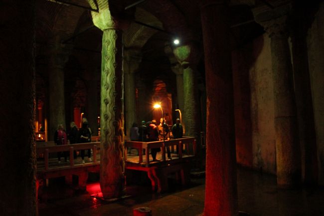 この涙型の模様がある嘆きの柱は大人気。<br /><br />この柱にもアヤ・ソフィアに建っているものと同じように小さな穴があいていて、そこに親指を入れて一周させると願いが叶うとか。