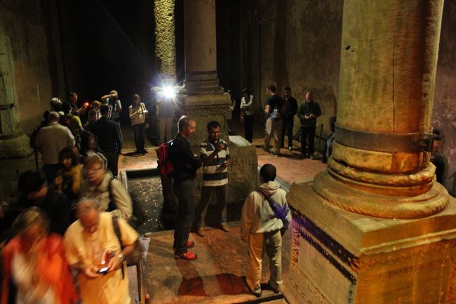 入口から一番離れた奥に今までにない人だかりが。