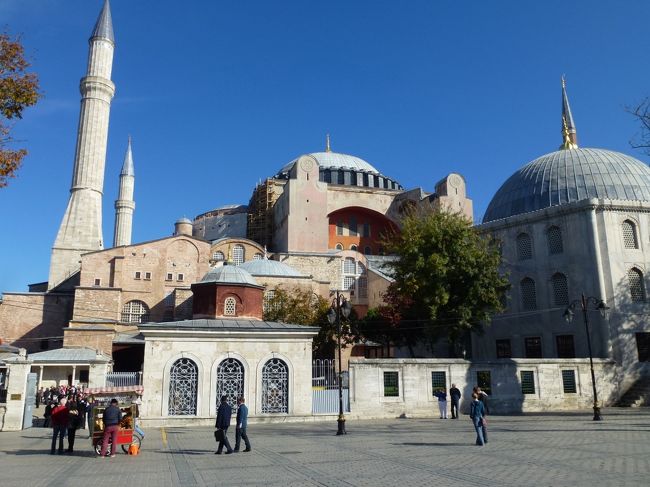 アヤソフィア<br />東ローマ帝国時代にキリスト教の大聖堂として537年に建設され、1453年から1931年まではオスマントルコ帝国のモスクとして使われました。イスラム教は偶像崇拝が禁止のため、内部にあるモザイク画は漆喰で塗られその上にはイスラム装飾が施されました。<br /><br />1935年からは博物館として使われています。<br /><br />現在の内壁は、基本的にはオスマン帝国時代に塗られた漆喰・大理石仕上げですが、一部の壁が剥がされて、東ローマ帝国時代のモザイク壁画をみることができます。