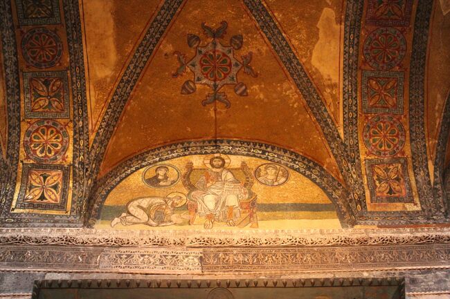 「キリストと皇帝」<br />ナルテクスから本堂への中央入り口上部にあるモザイク画で、キリストに礼拝する皇帝が描かれている。キリストの両脇は大天使と聖母マリア。<br /><br />この中央入り口は皇帝の典礼用にのみ使われるていたそう。