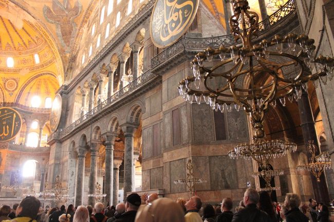 アヤソフィアの中に入ってみると･･･すごい！おもしろいことにみんな上を向いています。