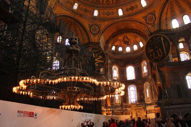 アヤソフィアは建設中からドームが巨大な為ゆがみだし、完成後も地震や構造上の欠点で亀裂や崩落が起きて、何度も修復工事がされているそうです。<br /><br />2010年にドームの補修工事用に17年間設置されていた足場が取り除かれました。でもわたし達が訪れた時には片側半分のところに新たに大きな足場が組まれていました。