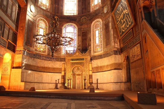 メッカの方向を示すミフラーブの場所は、教会に後付けしたため礼拝堂の中心からずれた場所に設置されています。