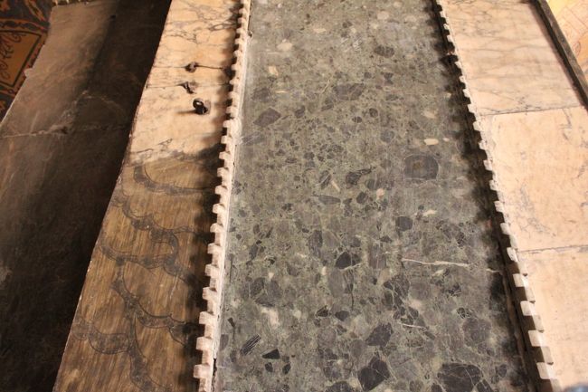 もともとの大理石上にイスラム模様を描いたということ？何の説明もなしにふつうにこんな状態でした。ガイドさんがいたらもっと楽しい！