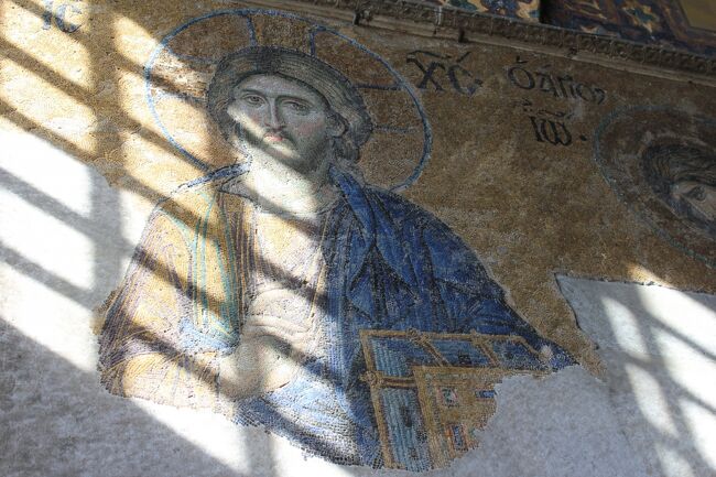 わたしが訪れた午前中は、光と影のコントラストが強くてうまく撮影できませんでした。<br />でも調べたら夕方は暗くて見づらいそうです。<br />ということは正午や曇りの日がいいのかな。