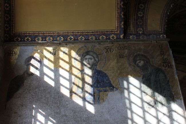 「デイシス」<br />それまでのモザイク画に比べてキリストの顔が立体的に描かれているそう。<br /><br />2階にあがった廊下に描かれていて、下側半分のモザイクは大きくはがれていました。