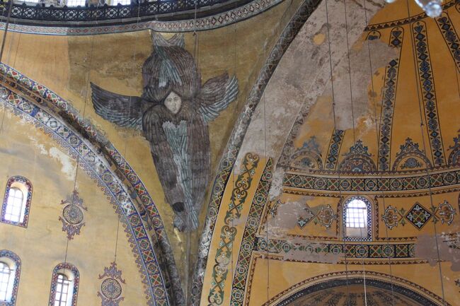 ドームには700年前に描かれた4人の天使セラフィムのフレスコ画がありますが、イスラム教支配により顔は羽で覆われていました。<br />近年の修復に寄りこの天使の顔が1体だけ露わになっています。