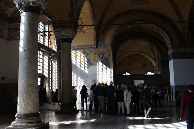 モザイク画の前はこんな感じに混んでいますが、しばらく待つと急に人がいなくなる時があります。