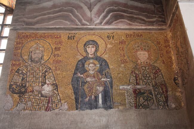 「聖母子と皇帝ヨハネス2世コムネノス、皇后エイレーネー」<br />12世紀のモザイク画。<br />この時代に作られたものはほとんど残ってないので貴重らしい。