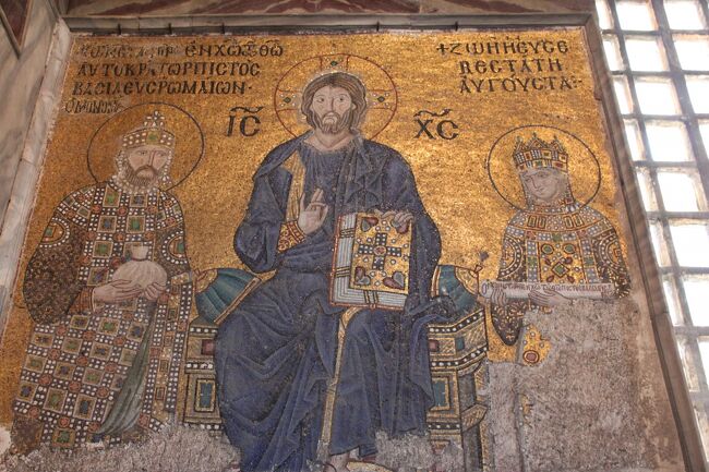 「キリストと皇帝コンスタンティノス9世、皇后ゾエ」<br />この画はゾエの最初の夫によって寄進されたと考えられるが、後に2回再婚しているため、夫である皇帝の顔はその都度作り直されたそう。