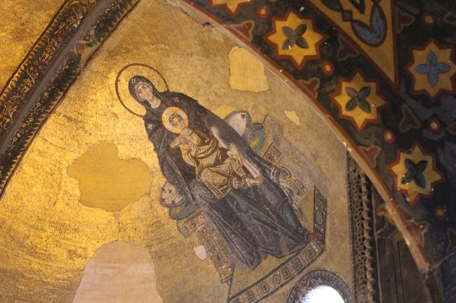 「聖母子と大天使」<br />アプスに残るモザイク画。<br />約5mの聖母子の両脇には大天使がいるが、北側の天使像はほとんど失われている