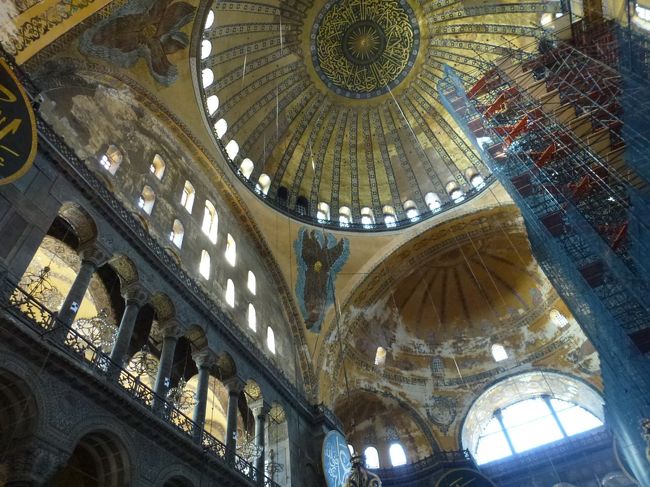 だいぶ修復が必要そうなドーム。でもこの古びた様子が過ぎ去った時代を感じさせます。