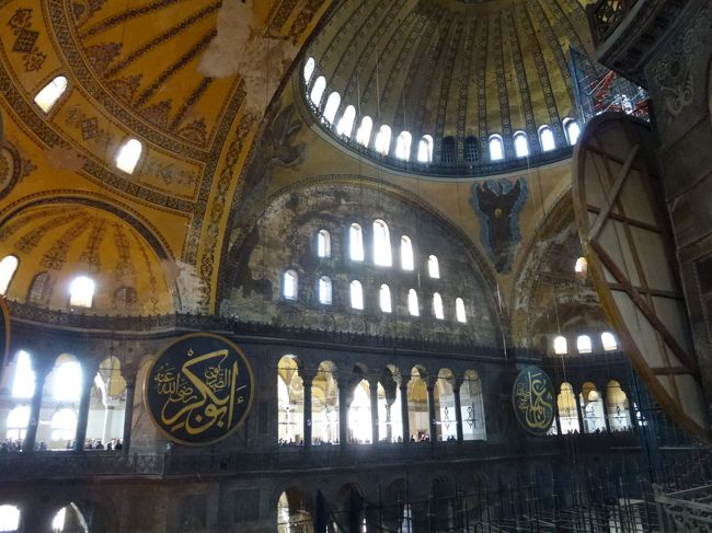 天井はあちこちだいぶ剥がれています。