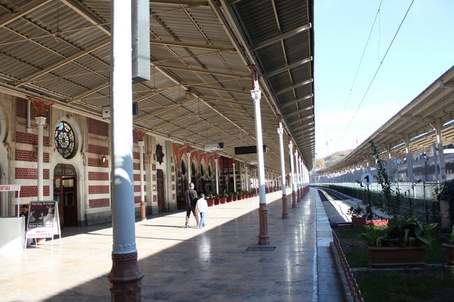 左側にちらっと見えるのはスーフィダンスの受付。事前に調べていた曜日と変わっていた。2013年11月現在、水・金・日曜日開催。