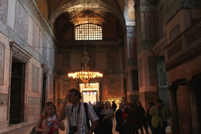 入口から入ってすぐの廊下ナルテクス